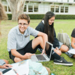 잔디밭에 앉아있는 미국 학생들