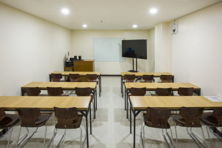 교실, tv와 10개 이상의 책상 및 의자