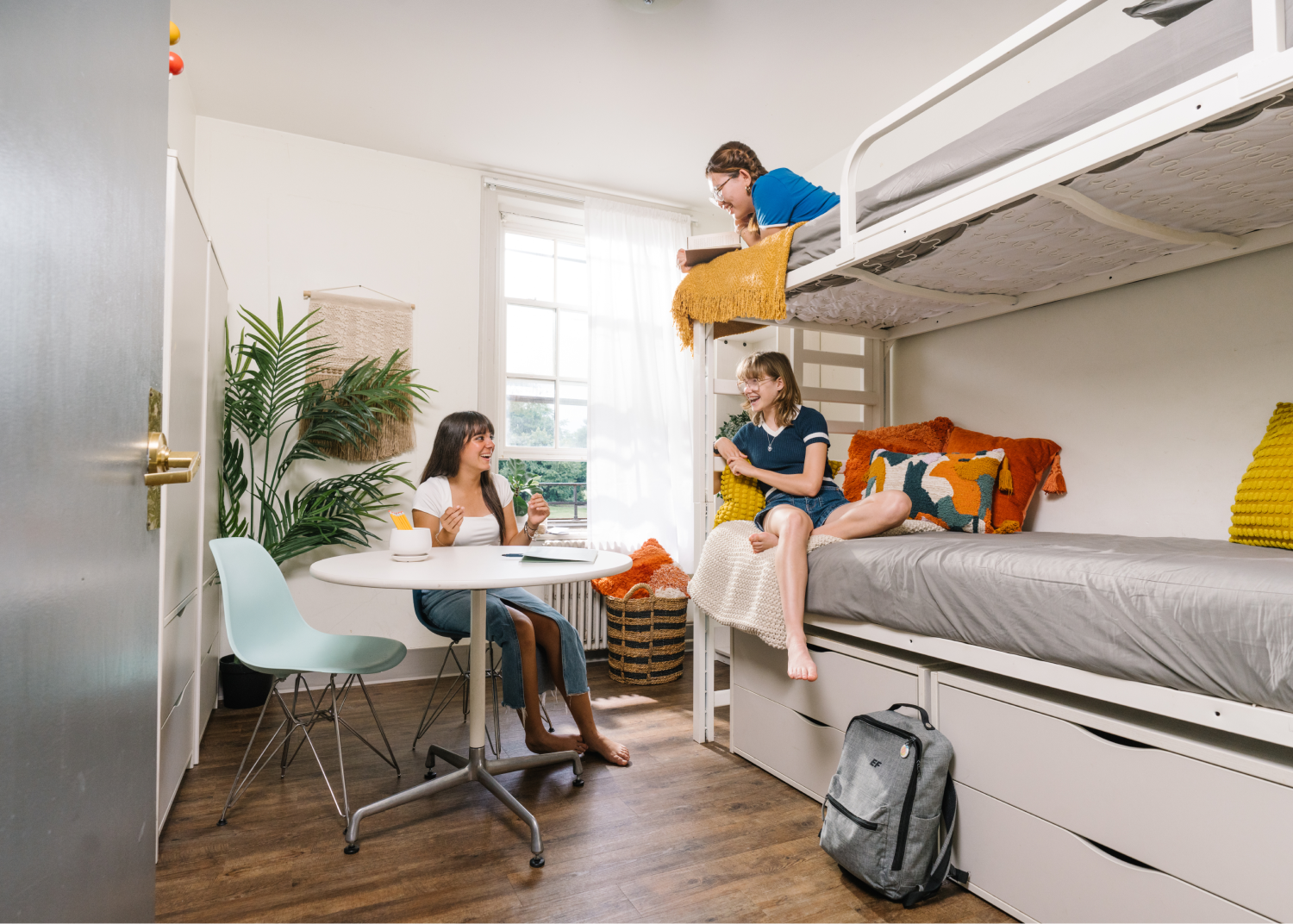 01_accommodation_campusliving_studentstalkingindormroom
