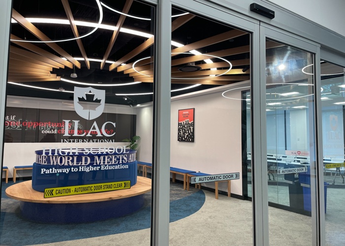 ilac high school 로비