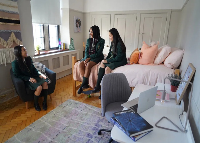 2 기숙사 안 학생 3명