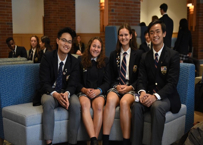 남녀2명씩 학생 단체사진