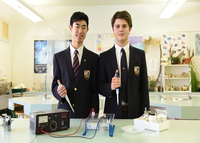 실험실에서 교복을 입고 수업을 듣는 학생