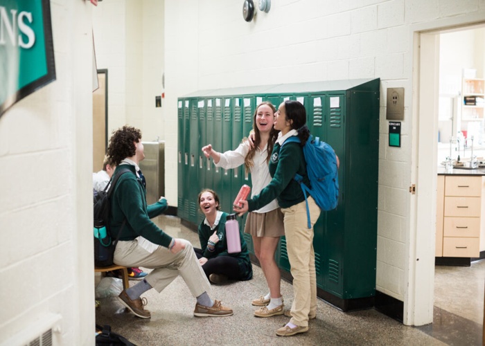 Boston Trinity Academy 사물함 앞에 있는 학생들