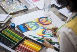 그림을 그리는 학생