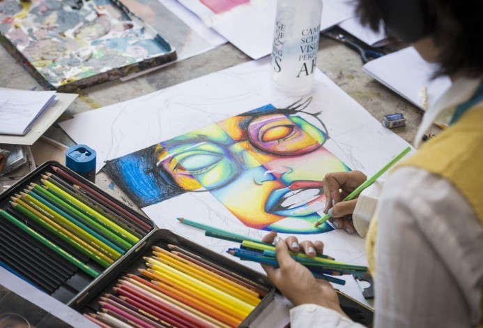 그림을 그리는 학생