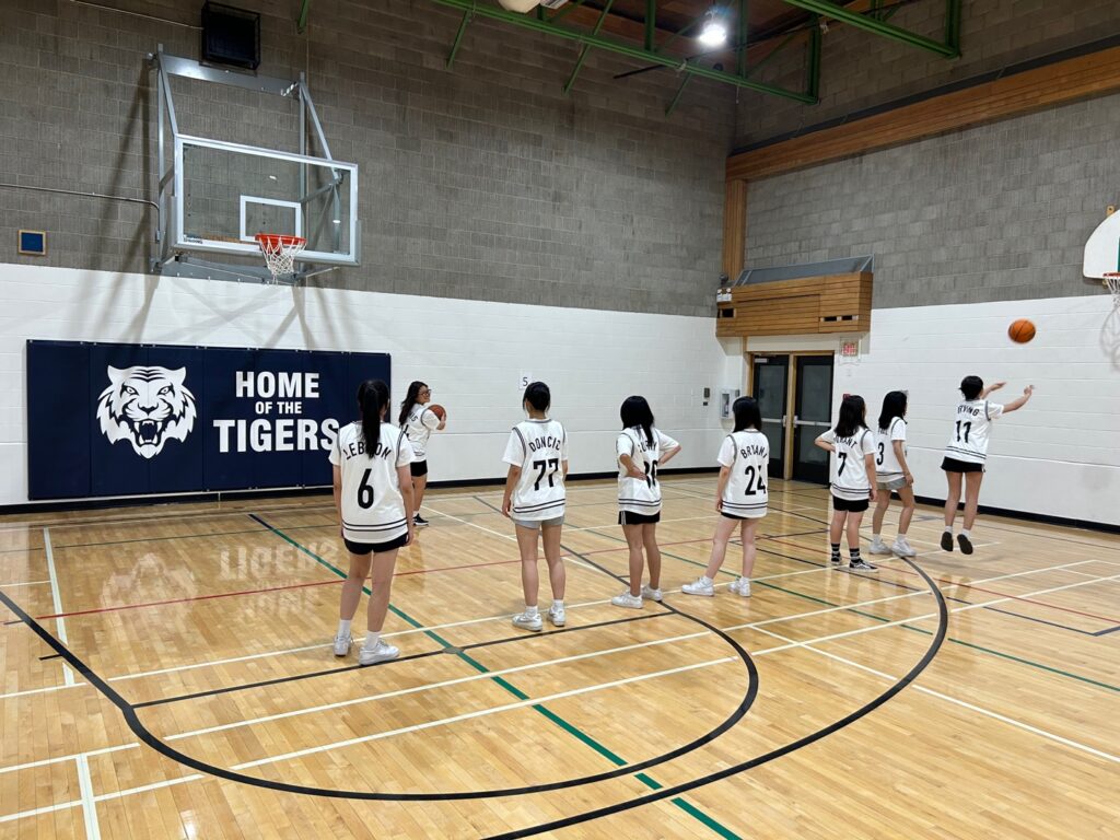 농구하는 여학생들