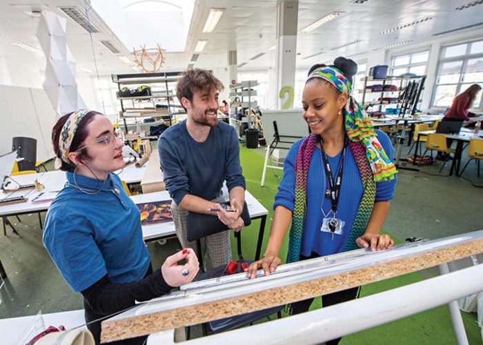 University of Brighton 대화를 나누는 학생들