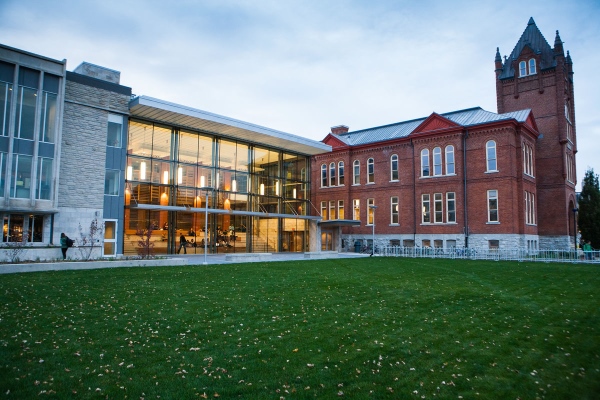 퀸즈대학교, 잔디 앞 빌딩