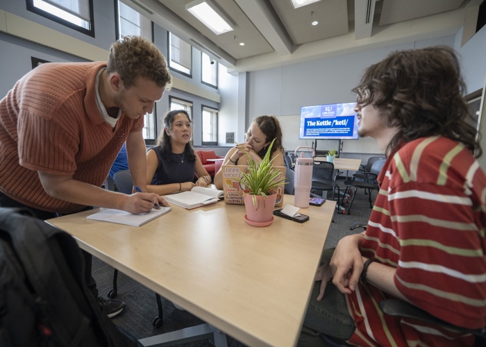 캔자스 주립 대학교 로비 책상, 학생들