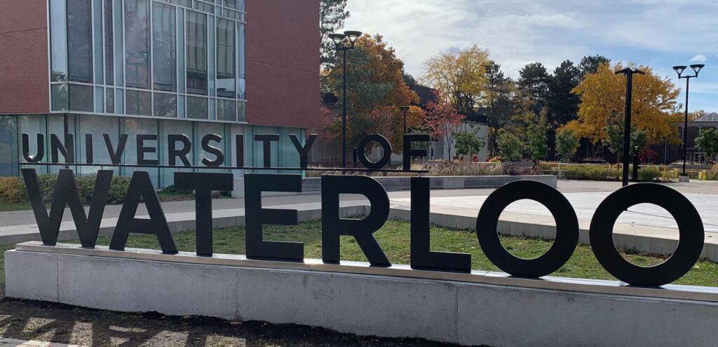 워털루 대학교 로고