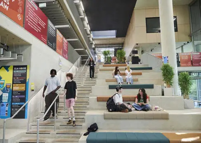 University of Brighton 도서관 내 로비