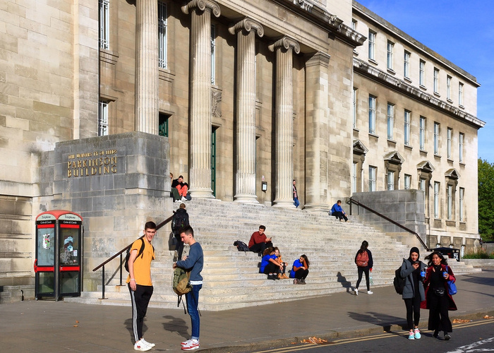 University of Leeds 정문 앞