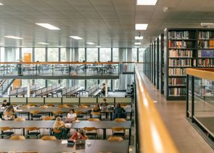 쉐필드 대학교 2층에서 바라보는 도서관