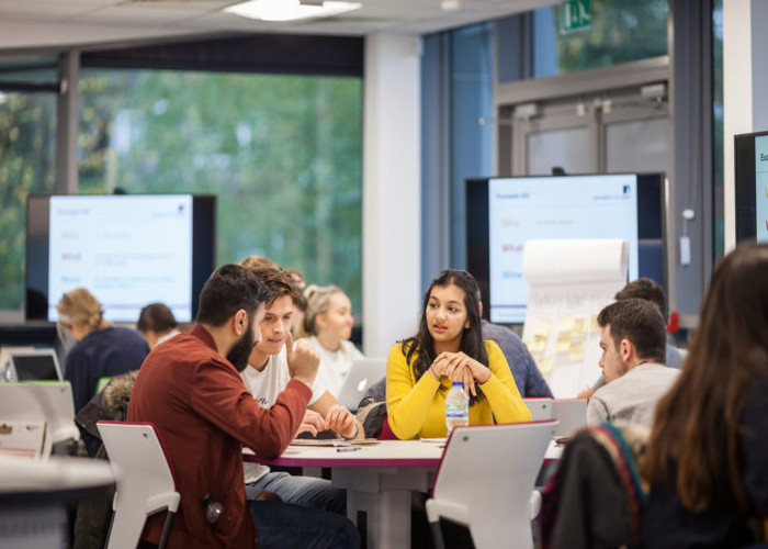 University of Leeds 도서관 내 학생들이 토론중이다