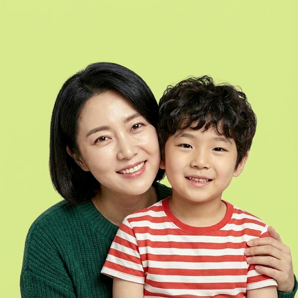 아이와 엄머가 얼굴을 맞대며 카메라르 본다