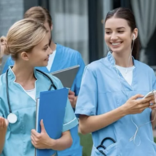 간호사들이 걸어가고 있다