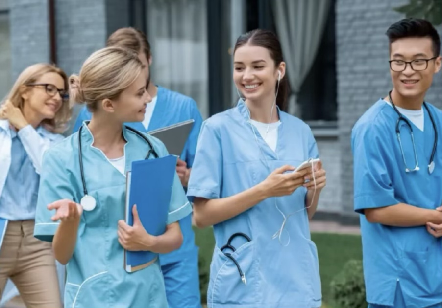 간호사들이 걸어가고 있다