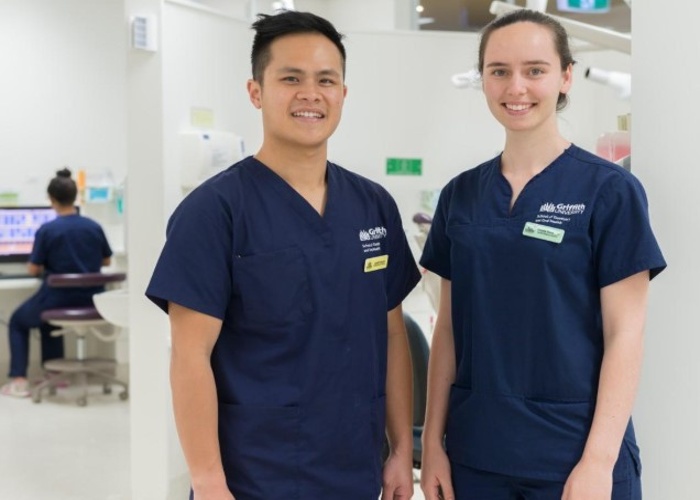 그리피스 치대 의사복 입은 사람