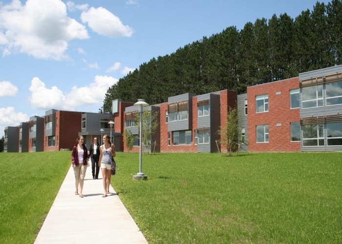 폭스 아카데미(Foxcroft Academy) 잔디밭과 학교, 걸어오는 학생