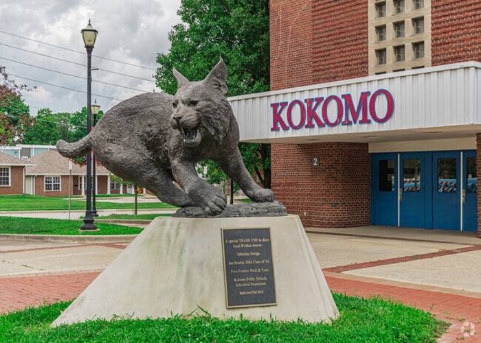 코코모 하이 스쿨 Kokomo High School 정문 늑대 동상