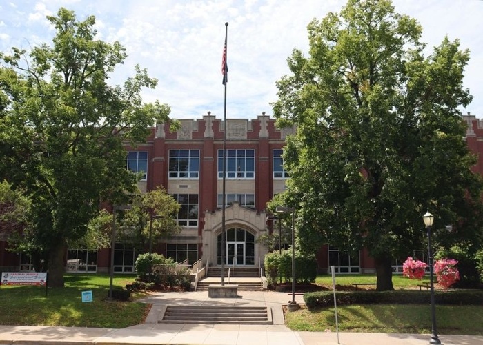코코모 하이 스쿨 Kokomo High School 정문 풍경, 나무와 국기 게양대